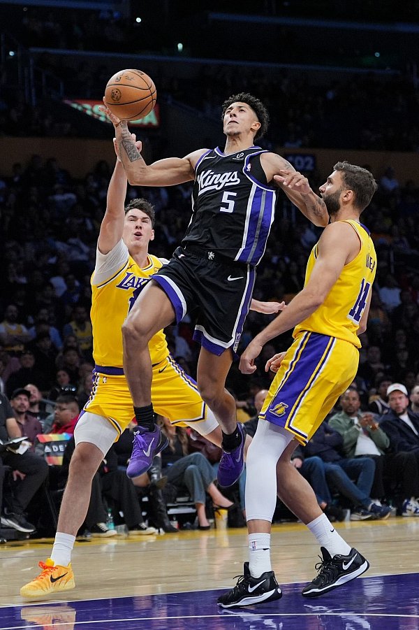 Maxi Kleber (ganz rechts) kam in der NBA-Preseason für die Lakers zum Einsatz. Den Saisonstart verpasst er nun. (Archivbild) - © Jae C. Hong/AP/dpa