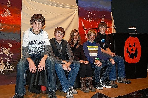 Robin Scholle (v. l.), Sören Lipphardt, Katrin Engel, Fabian Schmand und Daniel Munser trugen Geschichten in verschiedenen Sprachen vor. - © FOTO: MAREIKE DÖRDELMANN