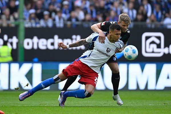 Zweikampf um den Ball: Hamburgs Davie Selke im Duell mit Magdeburgs Marcus Mathisen. - © Gregor Fischer/dpa