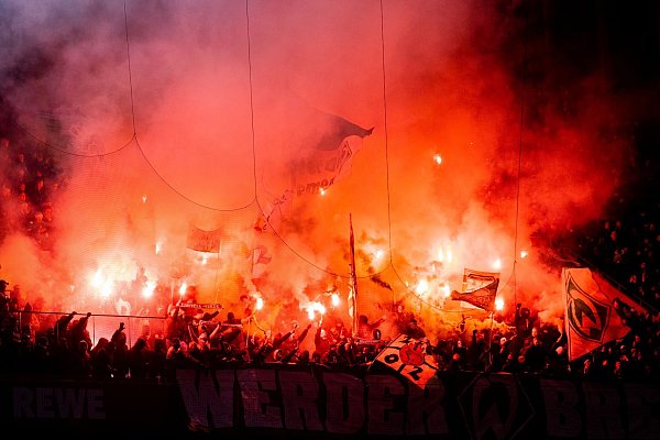 Der Einsatz von Pyrotechnik im Stadion ist Polizei und Verbänden ein großer Dorn im Auge. - © Rolf Vennenbernd/dpa