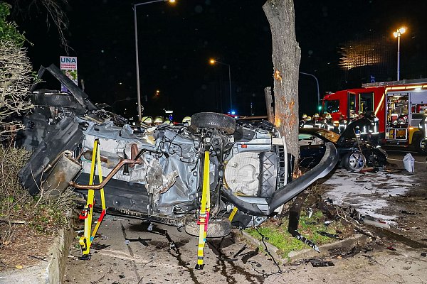 Die beiden Insassinnen erlagen noch am Unfallort ihren schweren Verletzungen. - © Andreas Rometsch/KS-Images.de/dpa