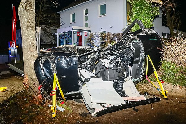 Das Auto, in dem die beiden Frauen saßen, wurde durch den Zusammenprall von der Fahrbahn geschleudert und zwischen zwei Bäumen eingeklemmt. - © Andreas Rometsch/KS-Images.de/dpa