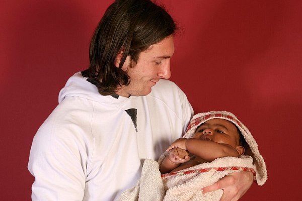 Lionel Messi hält 2007 das Baby Lamine Yamal im Arm. - © Joan Monfort/AP