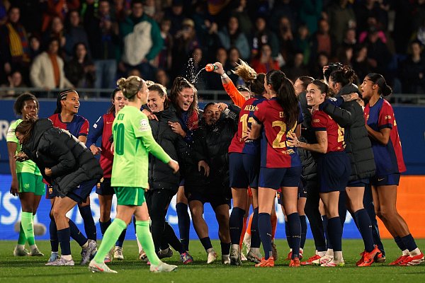 Bild mit Symbolkraft: Die Spielerinnen des FC Barcelona jubeln und die Wolfsburgerinnen gehen geschlagen vom Platz. - © Joan Monfort/AP/dpa