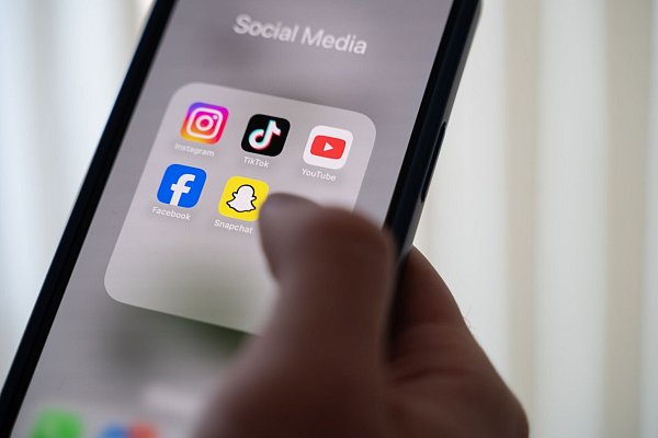 Das Display auf einem Smartphone zeigt verschiedene Social Media Apps an. - © Alicia Windzio/dpa
