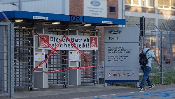 Da kommt niemand rein: ein Werkstor von Ford am Streiktor. - © Rolf Vennenbernd/dpa