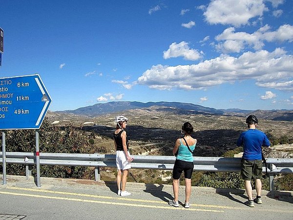 Radler auf Zypern nutzen einen Stopp, um einen Blick auf das Troodos-Gebirge zu genießen. - © FOTOS: LUTZ BÄUCKER