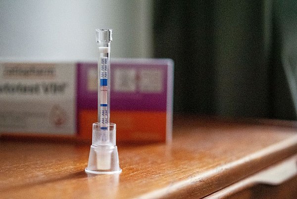 Geduld ist gefragt: Selbsttests liefern erst zwölf Wochen nach der möglichen Übertragung ein verlässliches Ergebnis. - © Bernd Diekjobst/dpa-tmn