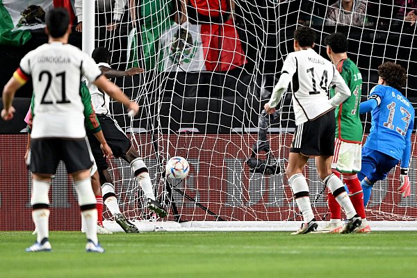 Antonio Rüdiger (2.v.l.) erzielt die Führung für die DFB-Elf. - © Federico Gambarini/dpa
