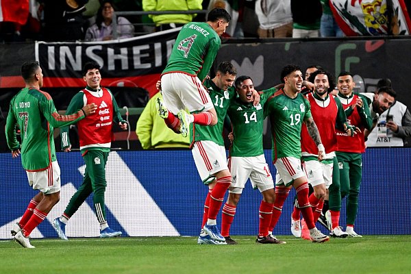 Die Mexikaner feiern den Treffer zum 2:1 von Erick Sanchez (14) . - © Federico Gambarini/dpa