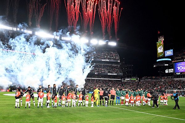 Die Teams aus Mexiko und Deutschland begrüßen sich vor dem Spiel in Philadelphia. - © Federico Gambarini/dpa