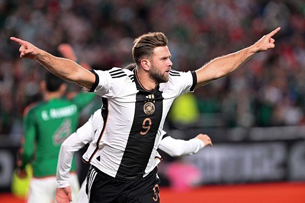 Niclas Füllkrug jubelt nach seinem Treffer zum 2:2. - © Federico Gambarini/dpa