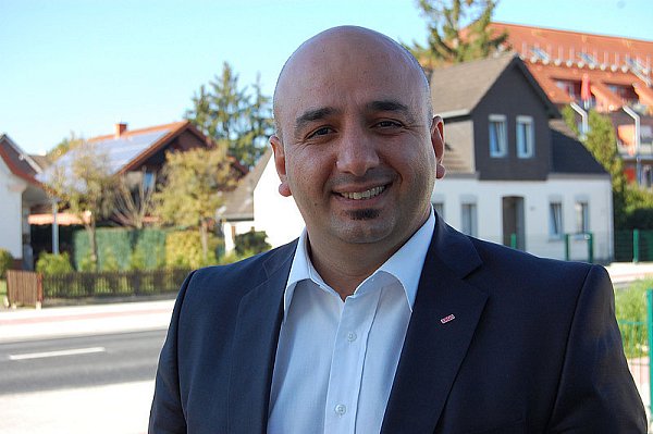 Ayhan Demir, Vorsitzender des Integrationsrates, wünscht sich, dass sich alle Migranten in der Stadt an der Pader wohl fühlen. - © FOTO: JULIA RENNER