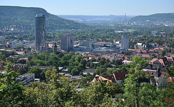 Das Stadtgebiet von Jena an einem heißen Sommertag. (Archivbild) - © Martin Schutt/dpa