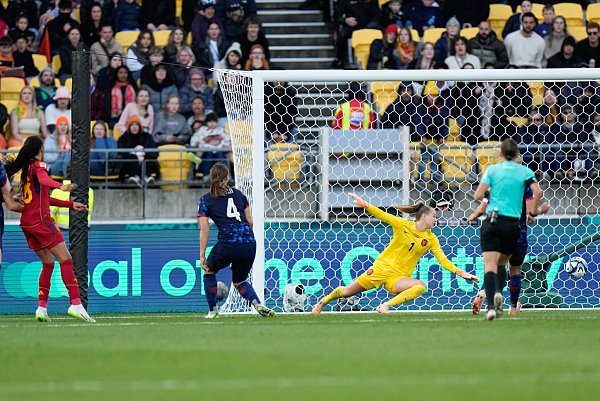 Die Spanierin Salma Paralluelo (l) trifft ins Tor während der Verlängerung. - © Alessandra Tarantino/AP/dpa