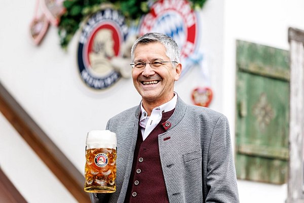 Bayerns Präsident Herbert Hainer hat nach so einem Saisonstart seiner Fußballer gut lachen. - © Matthias Balk/dpa