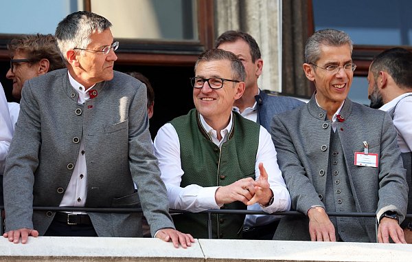 Finanzvorstand Michael Diederich (r) verlässt den FC Bayern. (Archivbild) - © Karl-Josef Hildenbrand/dpa