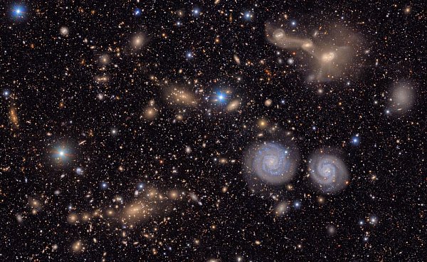 Im Virgo-Cluster außerhalb der Milchstraße sind zwei Spiralgalaxien (rechts unten) deutlich zu sehen. - © ---/NSF-DOE Vera C. Rubin Observatory/dpa