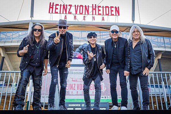 Die fünf Bandmitglieder sind Bassist Pawel M?ciwoda, Gitarrist Rudolf Schenker, Sänger Klaus Meine, Gitarrist Matthias Jabs, und Schlagzeuger Mikkey Dee, der früher bei Motörhead trommelte. (Archivbild) - © Moritz Frankenberg/dpa
