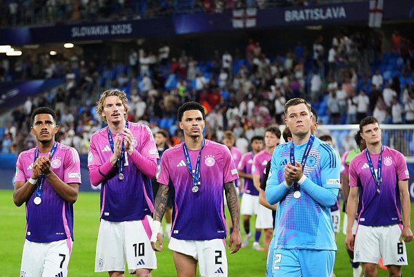 Große Enttäuschung bei der deutschen Mannschaft. - © Petr David Josek/AP/dpa
