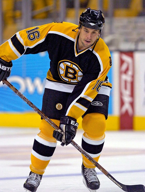 Marco Sturm spielte fünf Jahre für die Boston Bruins. - © Cj Gunther/EPA/dpa