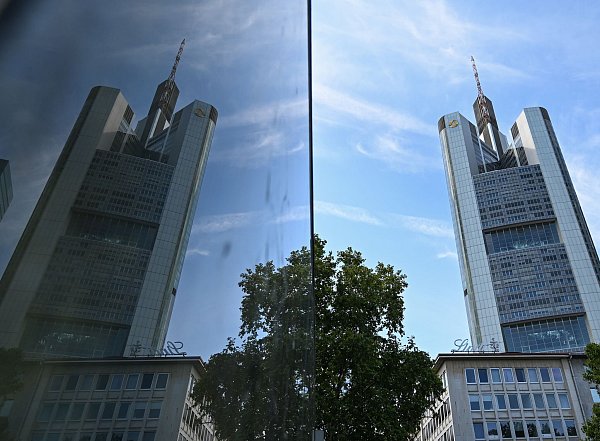 Der Vorstand des Dax-Konzerns hat im Sommer das Gewinnziel für 2025 nach oben geschraubt. (Archivbild) - © Arne Dedert/dpa