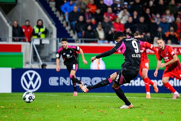 HSV-Stürmer Robert Glatzel sorgte mit seinem verwandelten Foulelfmeter für den Einzug ins Achtelfinale. - © Tom Weller/dpa