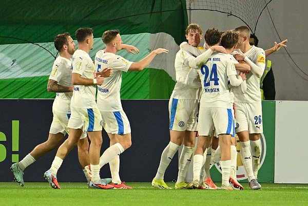Holstein Kiel gelingt beim VfL Wolfsburg eine Pokal-Überraschung. - © Swen Pförtner/dpa