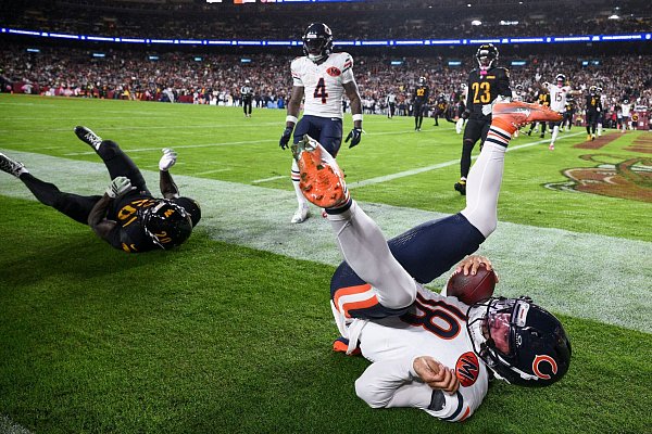 Bears-Spielmacher Caleb Williams trug den Ball zum 13:0 selbst in die Endzone. - © Nick Wass/FR67404 AP/AP/dpa