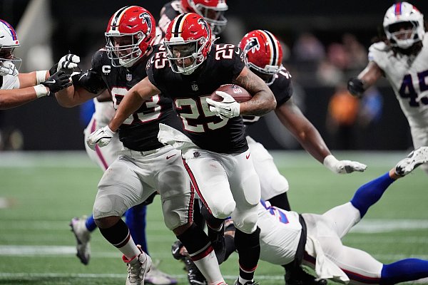 Running Back Tyler Allgeier erzielte den ersten Touchdown für Atlanta. - © Mike Stewart/AP/dpa