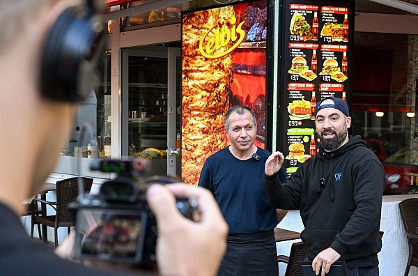 Der Berliner Youtuber Can F. Kennedy testet alle Dönerläden an U-Bahnhöfen. - © Jens Kalaene/dpa