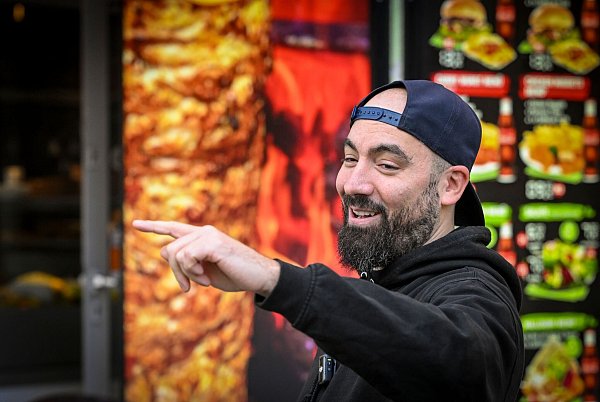Der Berliner Youtuber Can F. Kennedy testet alle Dönerläden an U-Bahnhöfen. - © Jens Kalaene/dpa