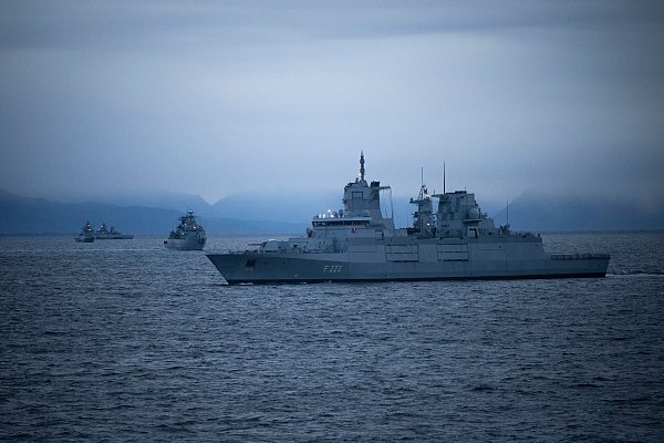 Neun Schiffe und ein U-Boot sind an der Großübung beteiligt. - © Philip Dulian/dpa