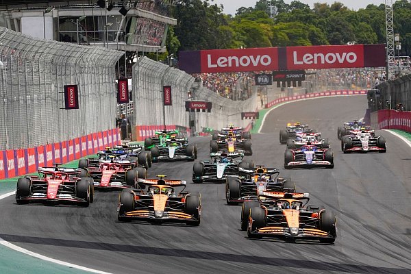 Nach dem Start lag Oscar Piastri (r) noch vor seinem Teamkollegen Lando Norris. - © Andre Penner/AP/dpa