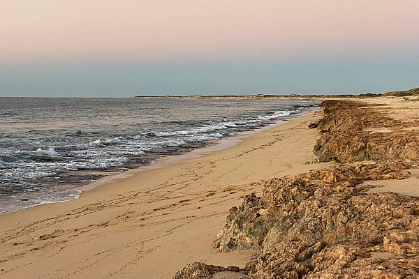 Spektakel zarter Farben: Strand an der Ningaloo Coast in der Abendstimmung. - © Stefan Weißenborn/dpa-tmn