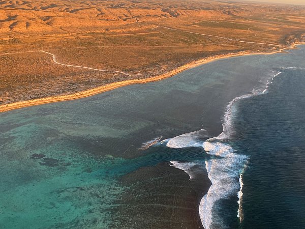 Das größte Saumriff der Welt: Das Ningaloo Reef liegt direkt vor der westaustralischen Küste. - © Stefan Weißenborn/dpa-tmn