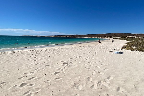 Weißer Sand, türkisfarbenes Meer: An der Ningaloo Coast reiht sich ein Traumstrand an den nächsten. - © Stefan Weißenborn/dpa-tmn