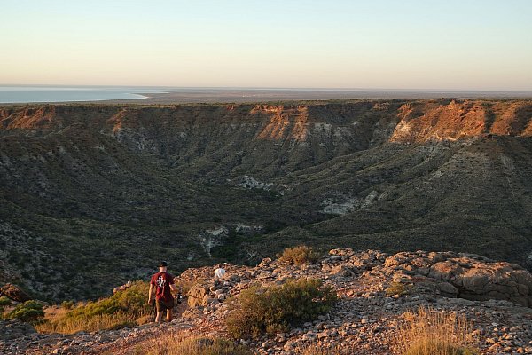Besonders zum Sonnenaufgang verspricht eine Wanderung auf die Flanken des Charles Knife Canyon spektakuläre Aussichten. - © Stefan Weißenborn/dpa-tmn