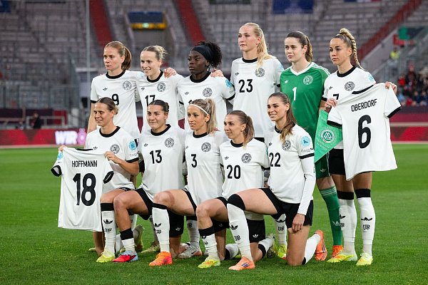 Das DFB-Team erinnerte vor dem Spiel auch an die verletzten Lena Oberdorf und Giovanna Hoffmann. - © Marius Becker/dpa