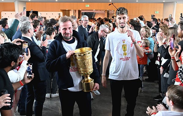 Triumphaler Einzug ins Rathaus: Trainer Sebastian Hoeneß (l) und Kapitän Atakan Karazor. - © Uli Deck/dpa