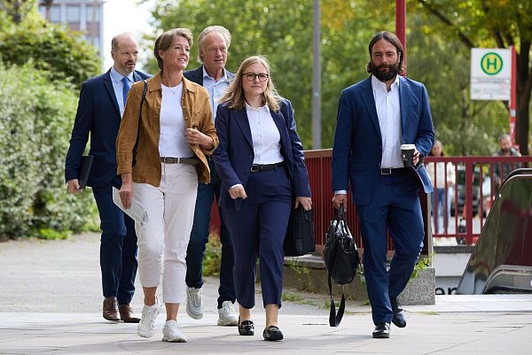 Die Angeklagten Block und Delling verlassen mit ihren Anwälten das Gericht. - © Georg Wendt/dpa