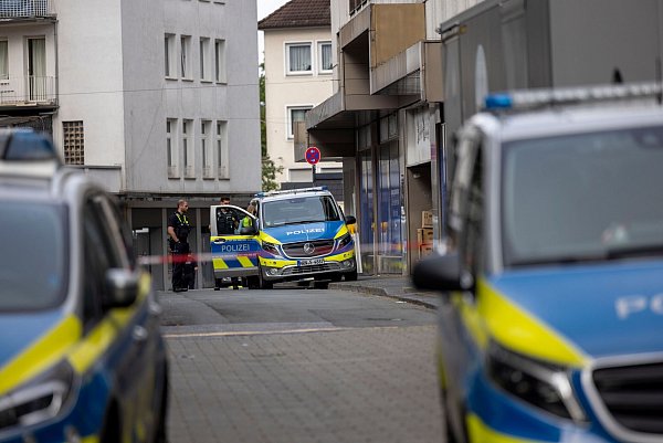 Zwei Tage nach der Tat waren in Solingen noch viele Einsatzkräfte im Einsatz. - © Thomas Banneyer/dpa