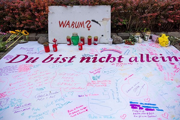 Nach der Attacke haben Menschen Botschaften, Blumen und Kerzen in der Nähe des Tatorts hinterlassen. - © Thomas Banneyer/dpa