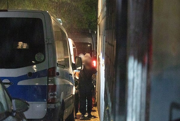 Auch eine Flüchtlingsunterkunft in Solingen wurde durchsucht - und ein Zeuge auf eine Wache gebracht. - © Vincent Kempf/dpa