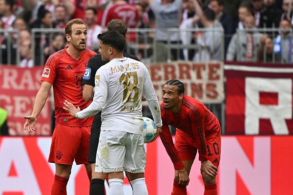 Harry Kane (l) sah eine folgenschwere Verwarnung gegen Mainz. - © Peter Kneffel/dpa