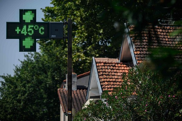 Während der Hitzewelle in Frankreich zeigt ein Apothekenschild eine Temperatur von 45 Grad in Toulouse im Südwesten des Landes an. (Archivbild) - © Lionel Bonaventure/AFP/dpa