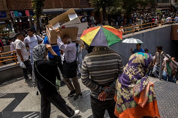 Unter der Sommerhitze suchen Menschen in der iranischen Hauptstadt nach Schatten. (Archivbild) - © Alireza Masoumi/ISNA/dpa