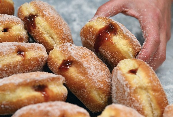 Klassisch sind Krapfen mit Marmelade gefüllt. - © Soeren Stache/dpa