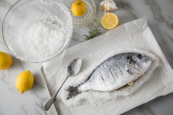 Gelegentlich Fisch und viel, viel Gemüse: Wer auf mediterrane Kost setzt, kann damit sein Leben im besten Falle verlängern. - © Christin Klose/dpa-tmn