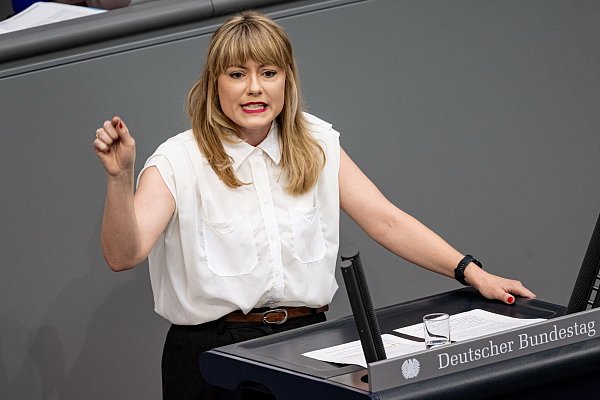 Clara Bünger (Linke) hält es für falsch, dass der Familiennachzug zu subsidiär Schutzberechtigten ausgesetzt ist. (Archivfoto) - © Fabian Sommer/dpa